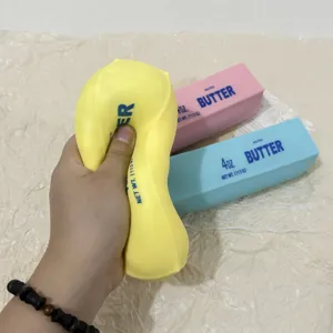 Nahaufnahme eines gelben Butterstick-Knautschspielzeugs zur Stressbewältigung