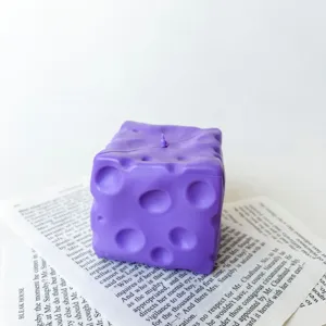 Nahaufnahme eines lila käseförmigen Squishy-Spielzeugs zum Stressabbau auf Papierhintergrund