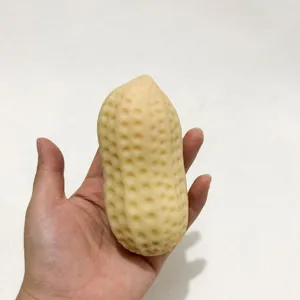 Nahaufnahme eines erdnussförmigen Squishy-Stressspielzeugs, das in der Hand gedrückt wird