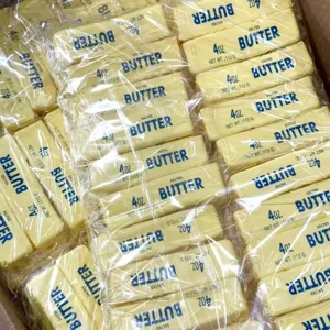 Detailansicht mehrerer realistischer Butterstick Squishy Spielzeuge zum Stressabbau