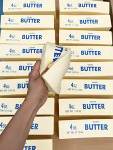 Nahaufnahme einer Hand, die das PU-Schaum-Butter-Anti-Stress-Spielzeug drückt