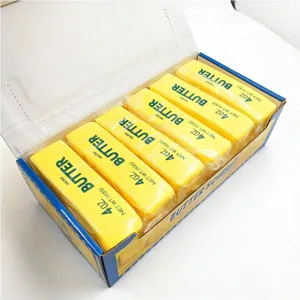 Detailansicht von sechs gelben Slow-Rebound-Butterschmalz-Spielzeugen in einer blauen Box