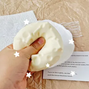 Nahaufnahme der weichen Textur eines cremefarbenen Käse-Antistress-Spielzeugs.