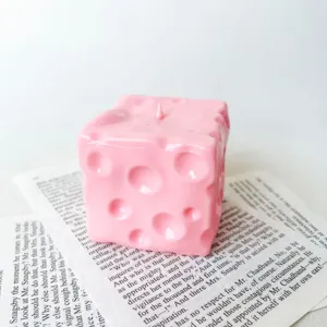 Detailaufnahme eines rosa käseförmigen Squishy-Spielzeugs zum effektiven Stressabbau