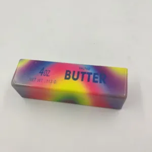Detailansicht des lebhaften, farbenfrohen Regenbogen-Musters auf dem Butter-Squishy-Spielzeug