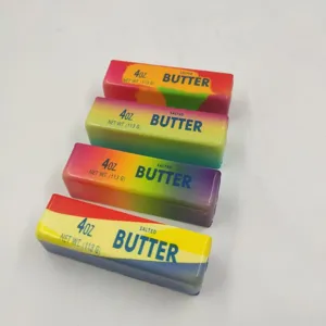 Nahaufnahme von vier bunten, langsam zurückfedernden Butterstick-Squishy-Spielzeugen.