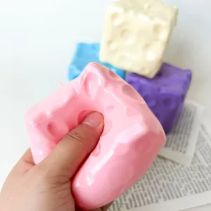 Nahaufnahme eines rosa Käse-Squishies, der zusammengedrückt wird, Slow Rebound.