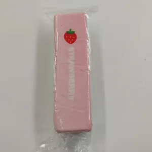 Nahaufnahme eines rosa Erdbeer-Squishy-Creme-Spielzeugs in transparenter Verpackung