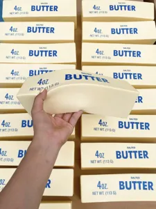 Nahaufnahme der langsam zurückfedernden Textur des simulierten Butterschmalz-Squishy-Spielzeugs