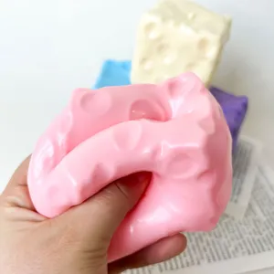 Nahaufnahme des rosa Käse-Squishy-Spielzeugs zeigt den langsamen Rückpralleffekt