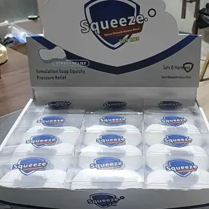 Verkaufsdisplay mit Squeeze.o Simulationsseifen-Squishy-Spielzeugen zum Stressabbau