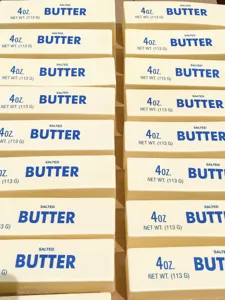 Makroansicht von simulierten Butterstangen mit realistisch bedruckten Etiketten