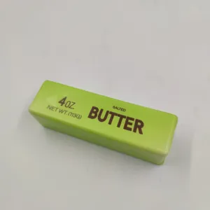Nahaufnahme eines grünen Butterstick-Squishy-Stressabbauspielzeugs mit Etikett