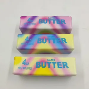 Nahaufnahme von drei bunten Regenbogen Slow Rebound Butterstick Squishy Stress Spielzeugen