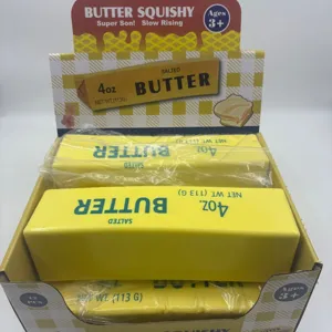 Detailansicht von 12 gelben Butter-Squishys in einer Displaybox für langsames Aufsteigen