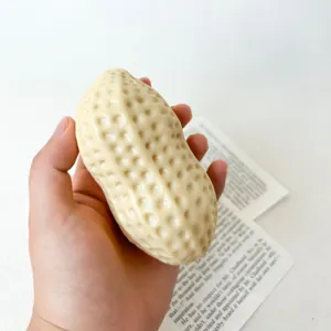 Nahaufnahme eines großen, langsam rückfedernden Squishy-Spielzeugs in Erdnussform