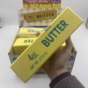 Hand hält ein langsam aufsteigendes Butterstick-Squishy-Spielzeug zum Stressabbau