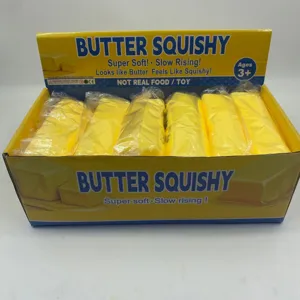 Displaybox mit gelben Butterstick-Squishy-Spielzeugen aus langsam aufsteigendem PU