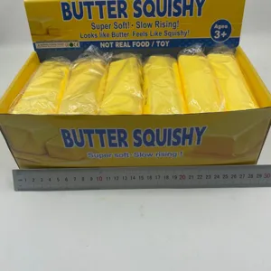 Langsam aufsteigendes Butter-Squishy-Stressspielzeug mit Größenmessung am Metalllineal