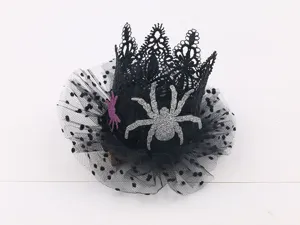 Dettaglio molletta per capelli corona in pizzo nero di Halloween con ragno glitterato.