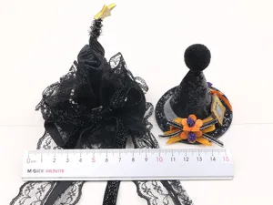 Detailaufnahme der schwarzen Halloween Hexenhut Haarklammer mit Spitze und Glitzer.