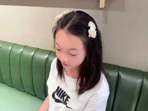 Dettaglio mollette per capelli con paillettes colorate dolci per bambini moda estate uso quotidiano.
