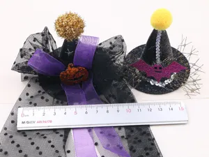 Halloween Mini Hexenhut Zubehör Detailansicht mit Größenskala, Netzschleier und Fledermaus.