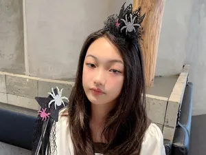 Primo piano dettagliato del cerchietto per capelli con ragno in pizzo nero di Halloween.