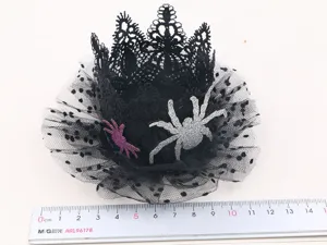 Accessorio per capelli con corona in pizzo nero di Halloween con rete e ragni glitterati.