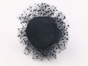 Vista dettagliata accessorio capelli rete a pois neri, tulle elegante per forcine DIY.