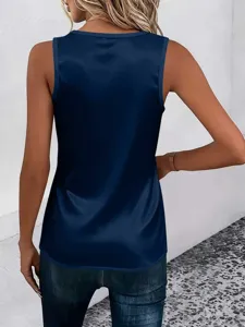 Vue de detail d'un haut sans manches en satin bleu marine uni pour femme, vue dos.
