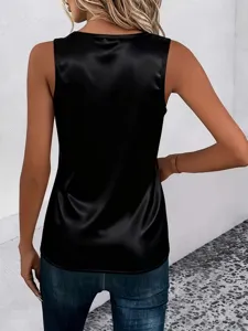 Détail de dos du top débardeur sans manches en satin noir uni pour femme, texture lisse.
