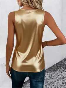 Vue arrière d'un haut sans manches en satin doré pour femmes, tissu élégant et lisse d'été.
