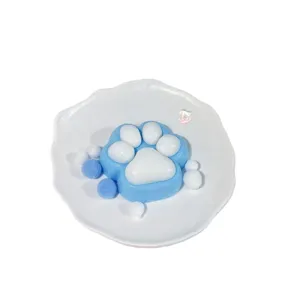 Süße blau-weiße Silikon-Katzenpfote Squishy Anti-Stress-Spielzeug auf weißem Teller