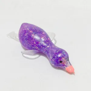 Detailansicht eines lila glitzernden Enten-Quetschspielzeugs mit weicher Textur