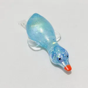 Nahaufnahme eines blauen, glitzernden Enten-Quetschspielzeugs mit transparenter Gel-Textur