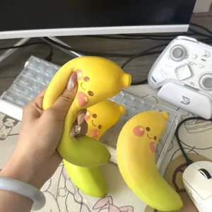 Detailansicht eines gelben Bananen-Squishys, der zum Stressabbau gedrückt wird.