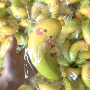 Detailansicht eines niedlichen Bananen-Squishy-Spielzeugs in einer Klarsichtverpackung