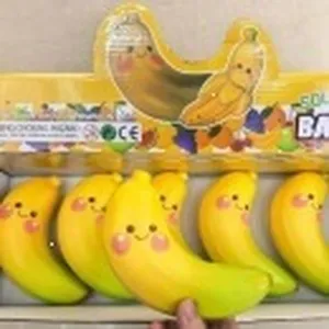 Detailansicht lächelnder Squishy-Bananen-Spielzeuge in der Box, langsamer Rückfeder-PU-Stoff