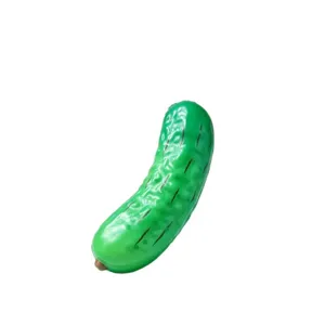 Realistisches grünes Gurken-Squishy-Spielzeug zum Stressabbau auf weißem Grund