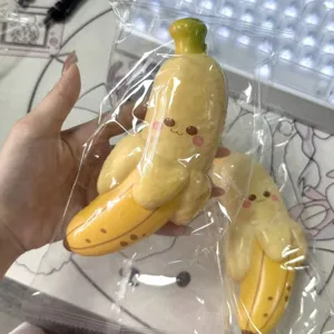 Nahaufnahme eines niedlichen Bananen-Squishys aus PU-Schaum in einer Plastikhülle
