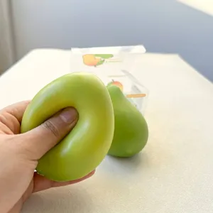 Detailansicht eines grünen Mango-Squeeze-Spielzeugs für den kreativen Stressabbau