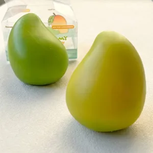 Nahaufnahme des grünen thermochromen Stressabbau-Spielzeugs in Mangoform mit Verpackung