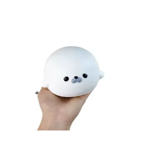 Langsam steigendes weißes Seehund Squishy Spielzeug zur Stressbewältigung in der Hand