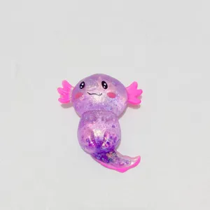 Detailansicht eines niedlichen violetten Glitzer-Axolotl-Squishy-Spielzeugs zum Stressabbau