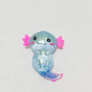 Makro-Detailansicht eines schimmernden blauen Axolotl-Squishy-Spielzeugs zum Stressabbau