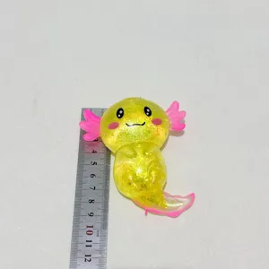 Gelbes Glitzer Axolotl Stressabbau Quetschspielzeug mit Metalllineal zur Größenmessung