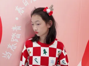 Primo piano di una simpatica molletta per capelli a forma di renna di Natale con un bel fiocco.