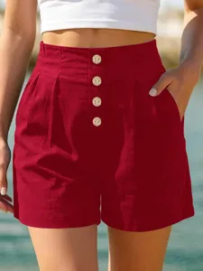 Elegante rote High-Waist-Shorts mit Frontknöpfen und Taschen für sommerliche Strandmode.