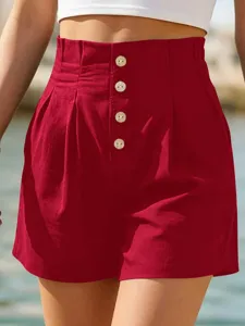 Rote Damen High-Waist Freizeithose mit Knöpfen vorne und Falten für den Sommer am Strand.